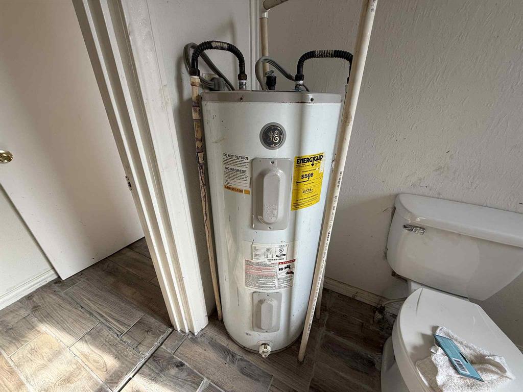 110 Hickory Street Roscoe, TX 79545 - Photo 3 of 9 a bathroom with a sink and toilet