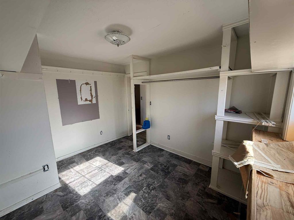 110 Hickory Street Roscoe, TX 79545 - Photo 4 of 6 a view of entryway with workspace