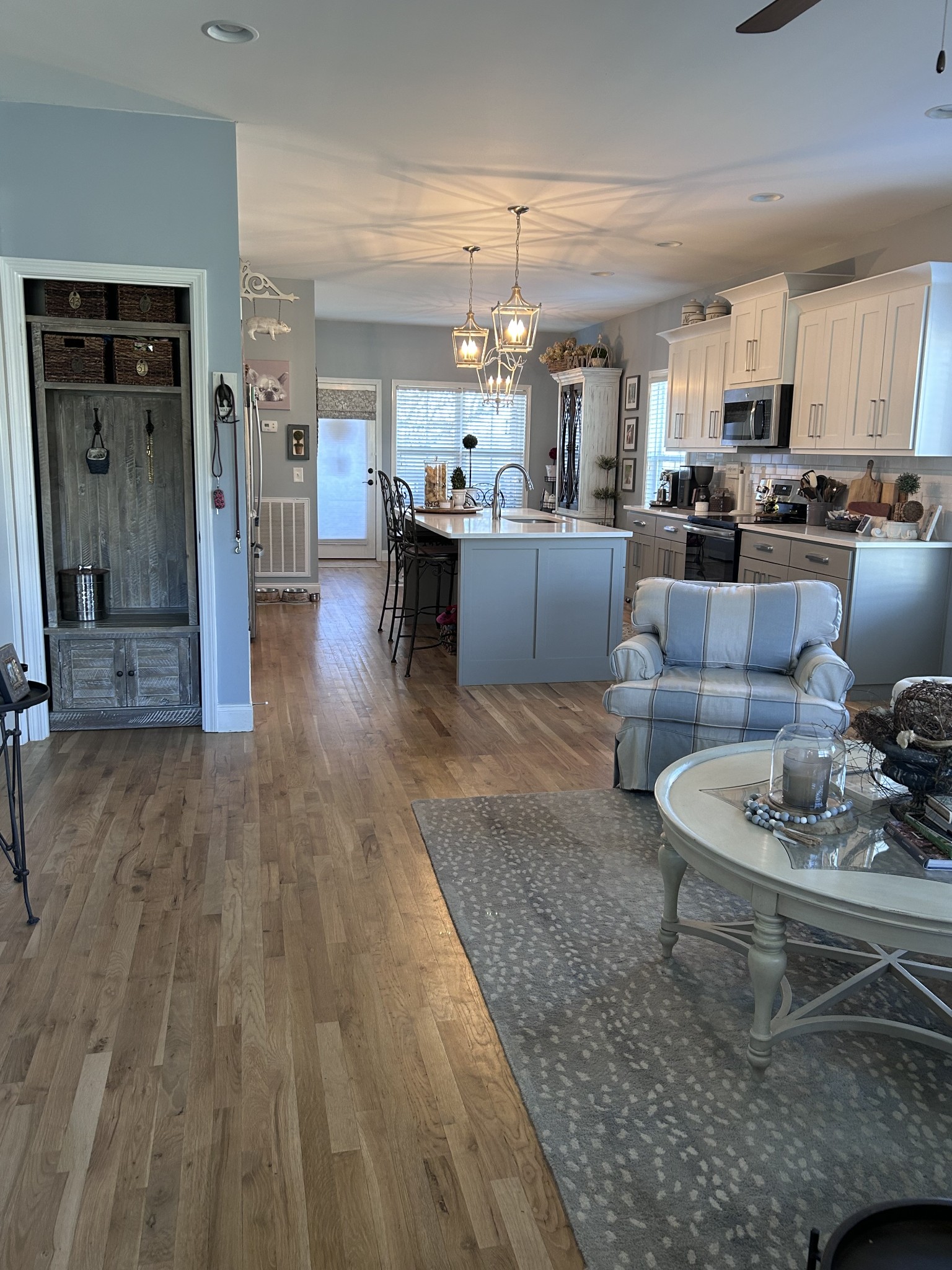 207 North Walnut Street Springfield, TN 37172 - Photo 2 of 14 a living room with furniture and kitchen view