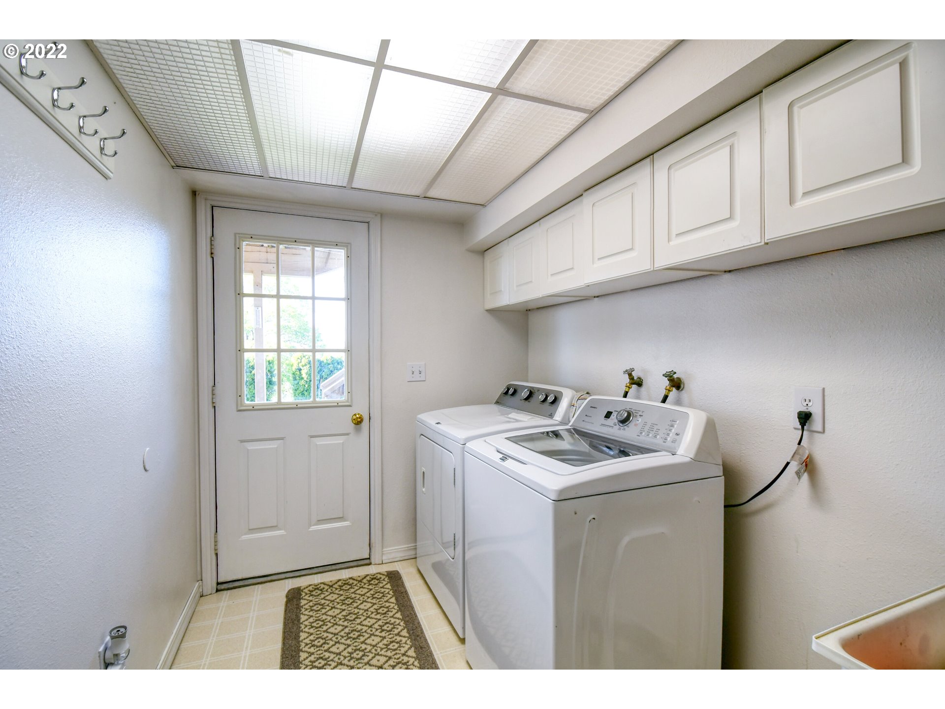 2209 Southwest Ladow Avenue Pendleton, OR 97801 - Photo 22 of 24 a utility room with closet dryer and washer