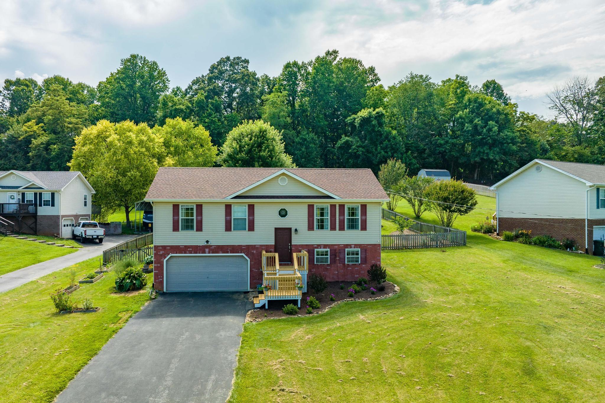 222 Maple Ridge Drive Jonesborough, TN 37659 - Photo 3 of 83 222 Maple Ridge Dr (13 of 97)