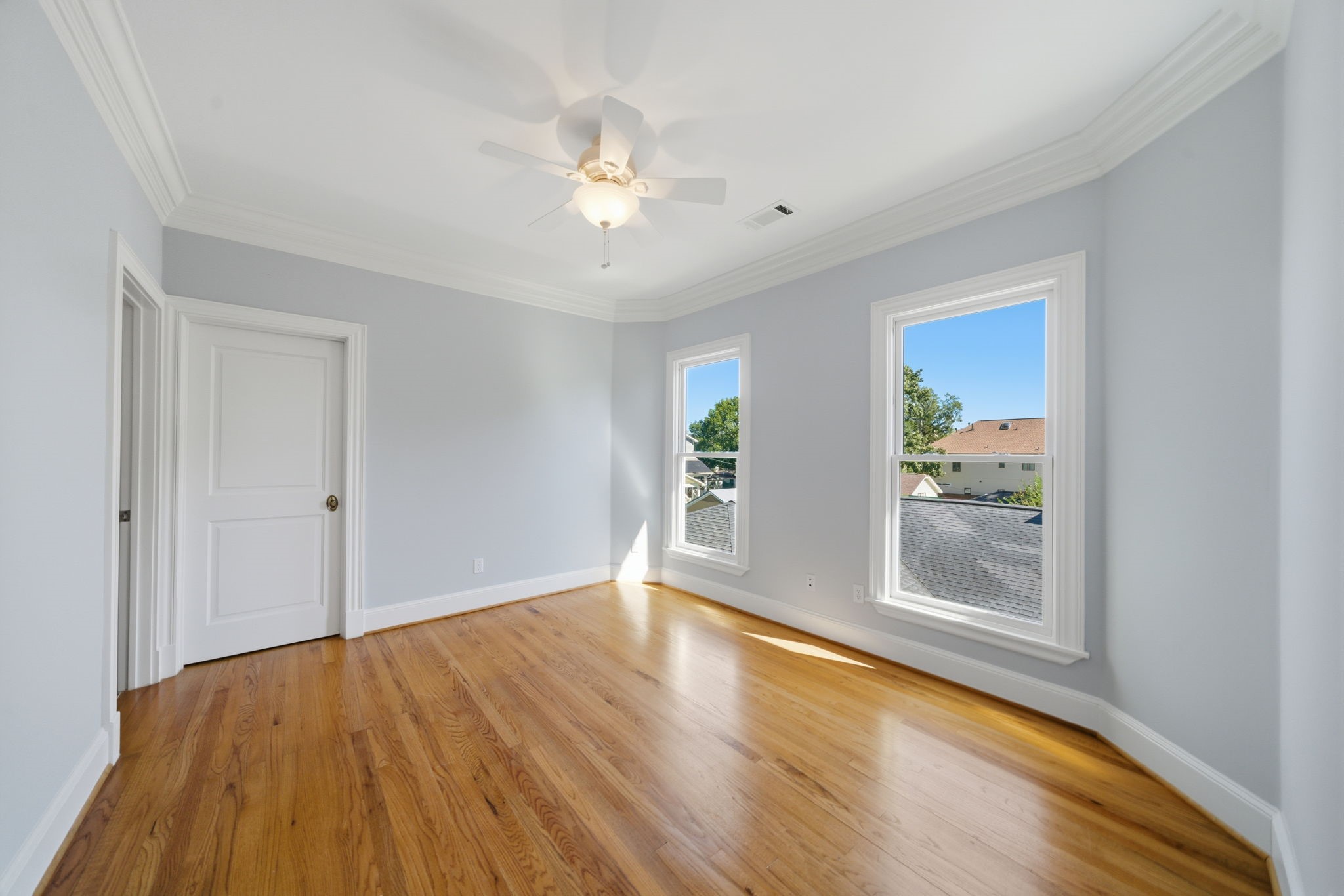 607 East 15th Street Houston, TX 77008 - Photo 24 of 50 Secondary bedroom with private ensuite bath and walk-in closet.