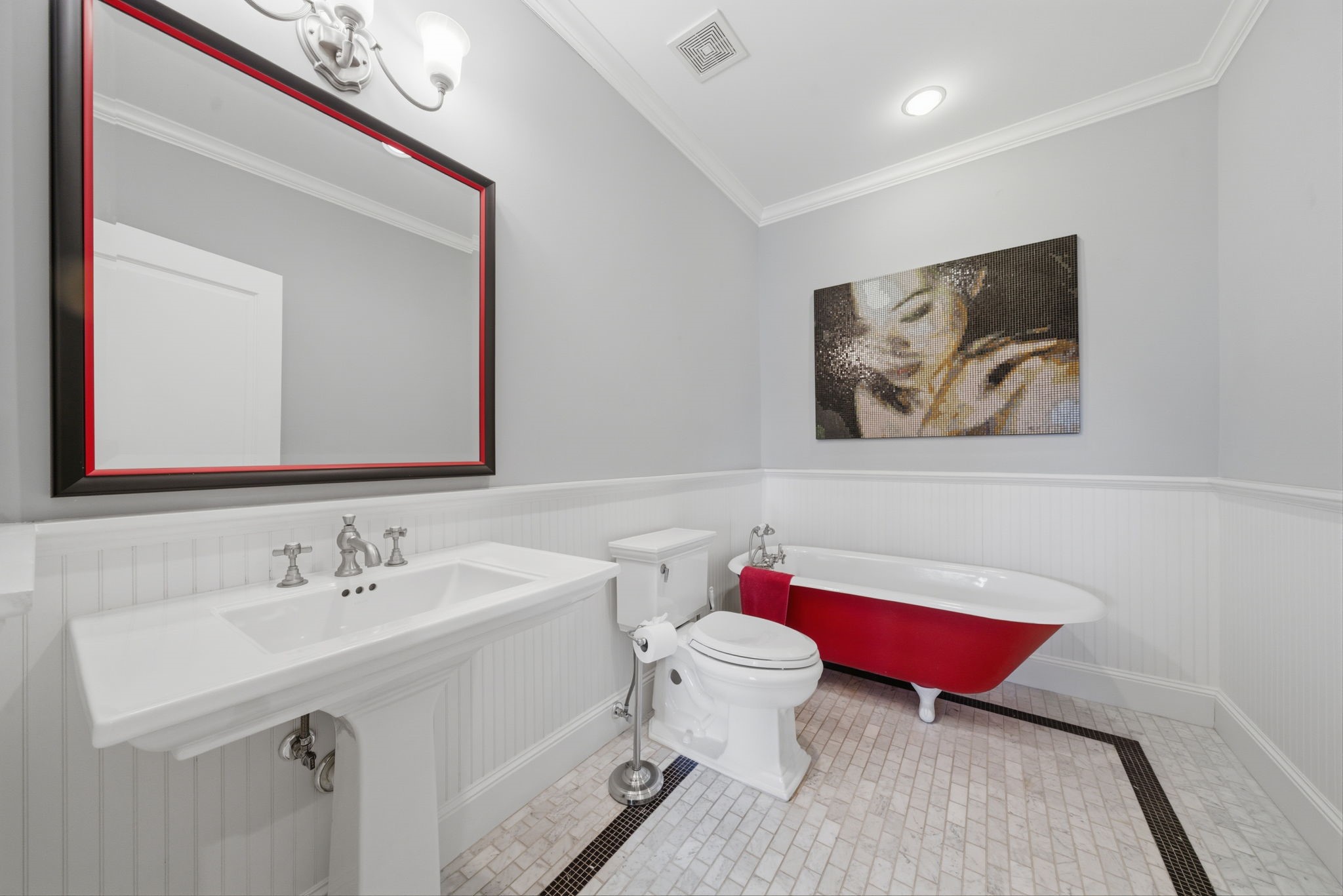 607 East 15th Street Houston, TX 77008 - Photo 27 of 50 Hallway bath features an original antique clawfoot tub from the property’s early 20th-century home.