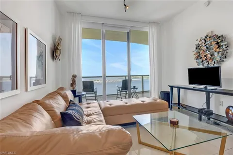 $284,000 | 3000 Oasis Grand Boulevard, Unit MPH6, Fort Myers, FL 33916