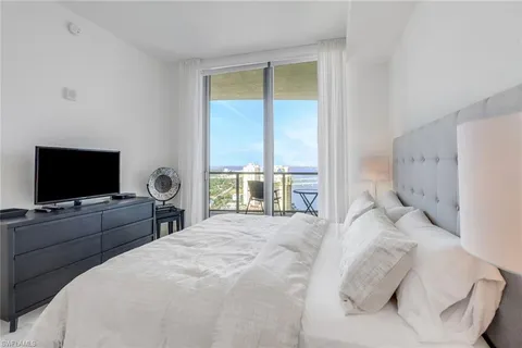 $284,000 | 3000 Oasis Grand Boulevard, Unit MPH6, Fort Myers, FL 33916