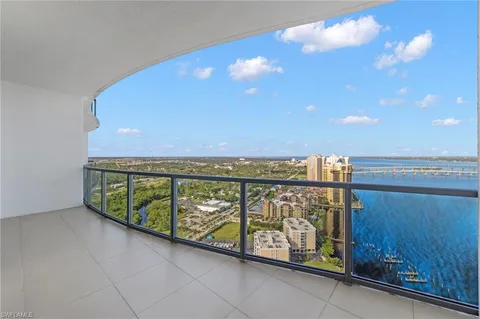 $284,000 | 3000 Oasis Grand Boulevard, Unit MPH6, Fort Myers, FL 33916