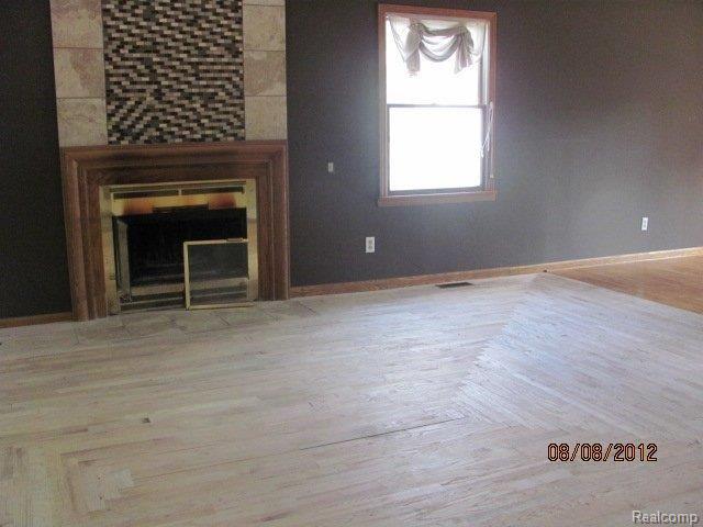 41225 Willis Road Belleville, MI 48111 - Photo 4 of 12 FRONTROOM 2 NAT FIREPLACE.JPG