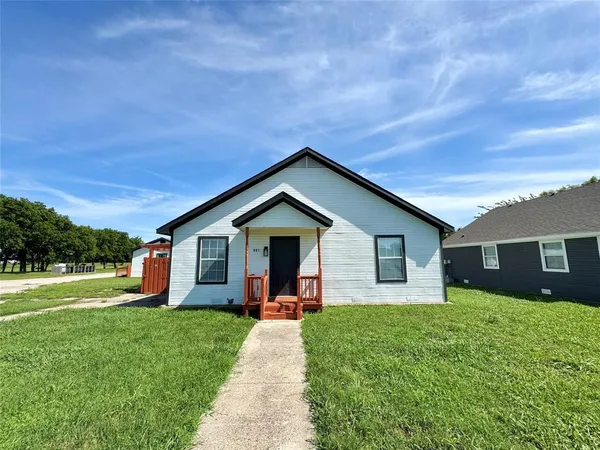 a view of a house with a yard