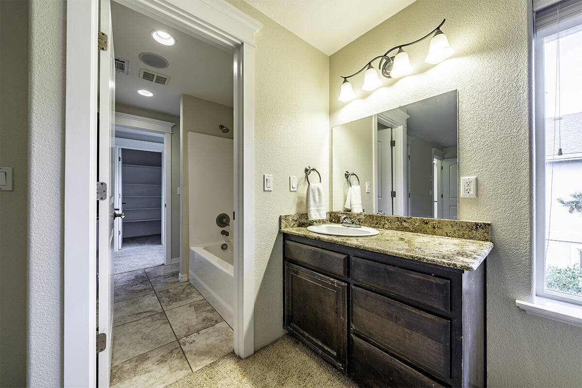 4201 Falcon Ridge Terrace Medford, OR 97504 - Photo 30 of 44 Bedroom 2 & Jack and Jill Bathroom shared with Bedroom 1