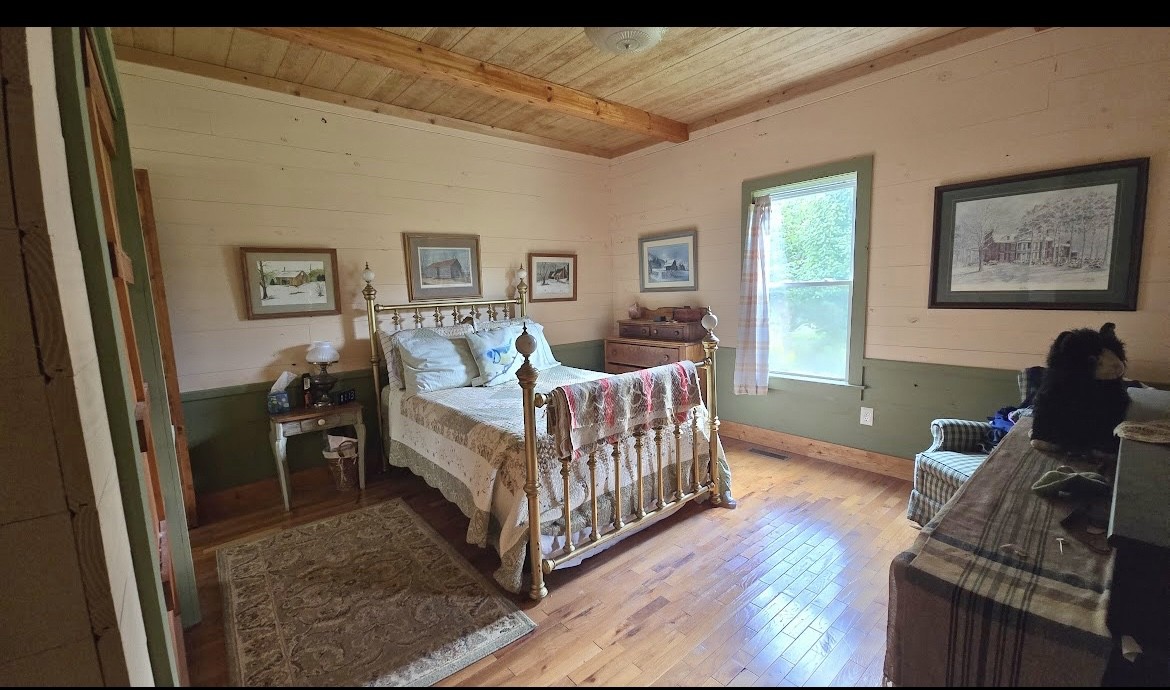 604 Oris Sain Road Morrison, TN 37357 - Photo 38 of 99 a living room with furniture and baby crib