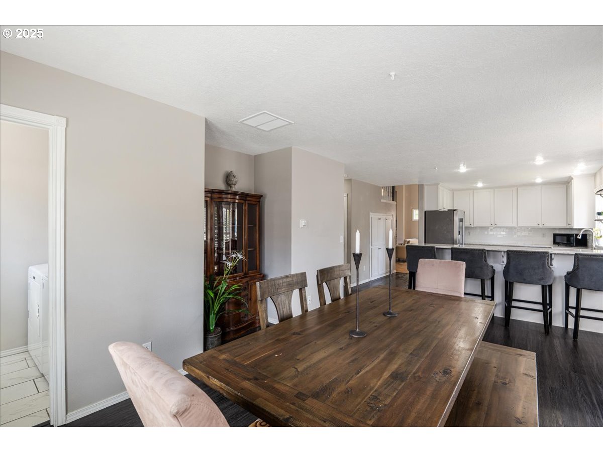 3253 Southeast 24th Terrace Gresham, OR 97080 - Photo 19 of 43 a view of kitchen and dining room