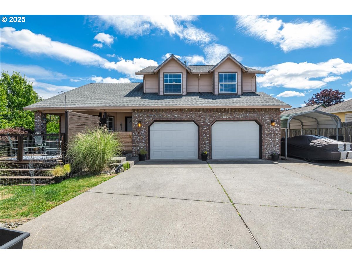 3253 Southeast 24th Terrace Gresham, OR 97080 - Photo 2 of 43 a front view of a house with a garden