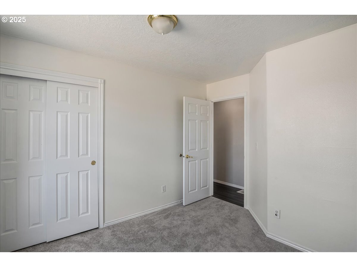 3253 Southeast 24th Terrace Gresham, OR 97080 - Photo 34 of 43