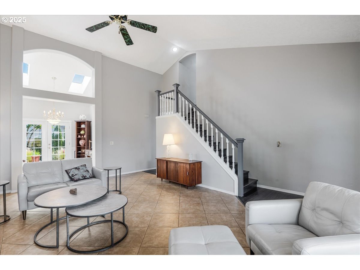 3253 Southeast 24th Terrace Gresham, OR 97080 - Photo 5 of 43 a living room with furniture