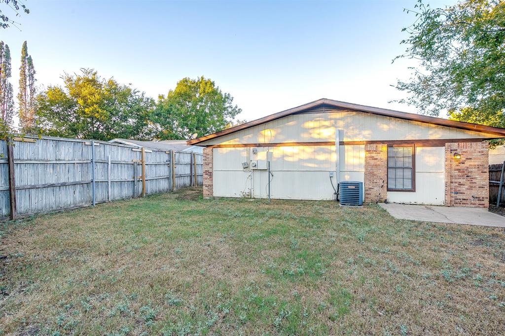 1906 Beacon Way Fort Worth, TX 76140 - Photo 30 of 36 a backyard of a house with wooden fence