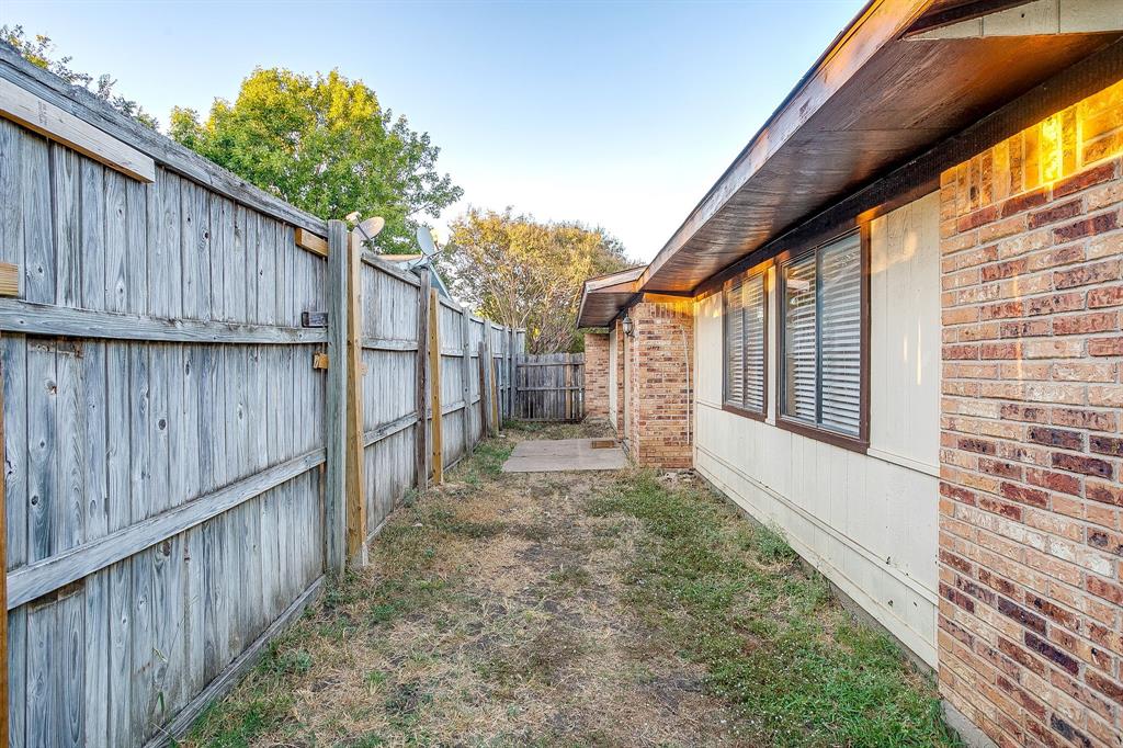 1906 Beacon Way Fort Worth, TX 76140 - Photo 31 of 36 a view of a backyard with wooden fence