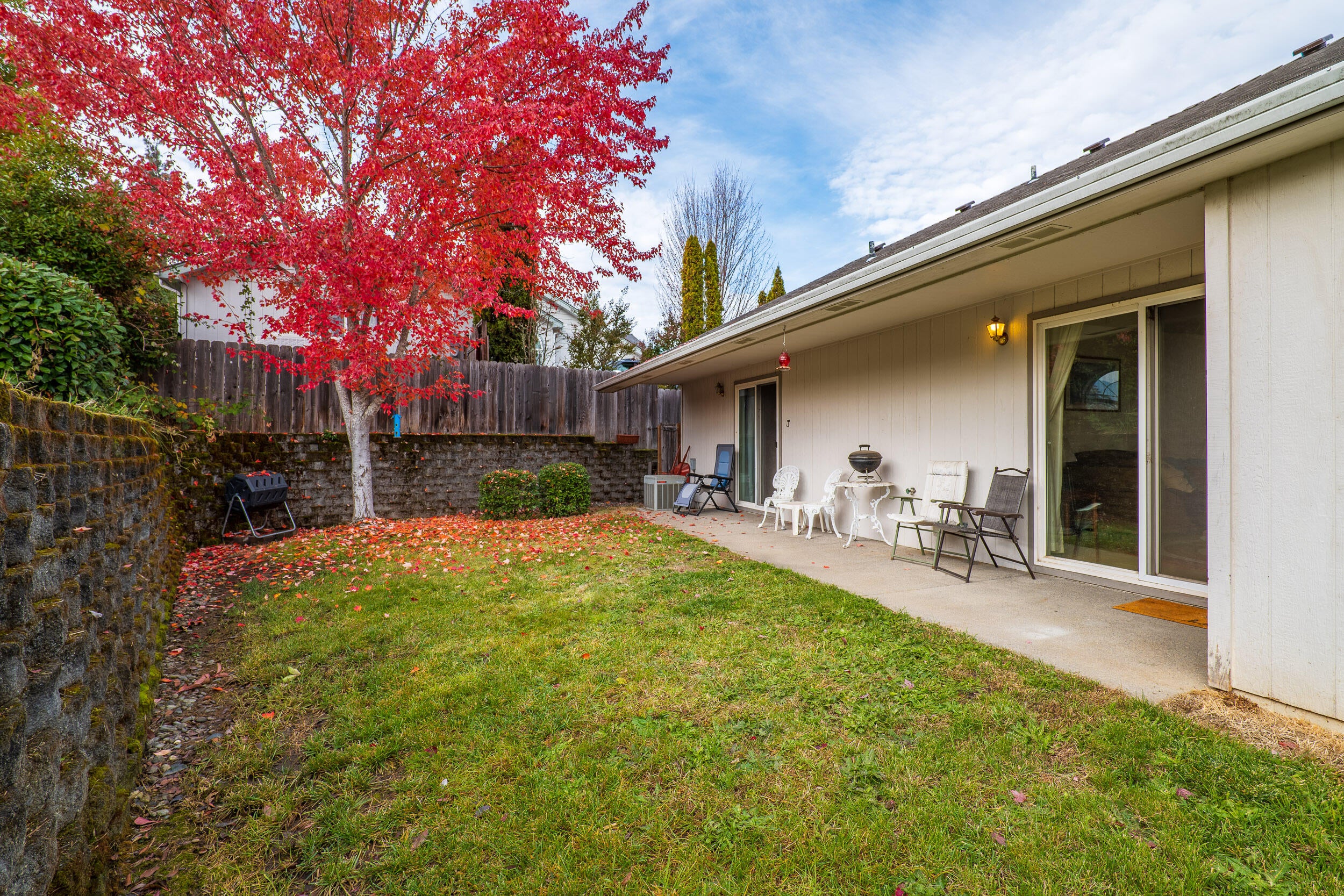 1590 West Harbeck Road Grants Pass, OR 97527 - Photo 30 of 38 Back Patio