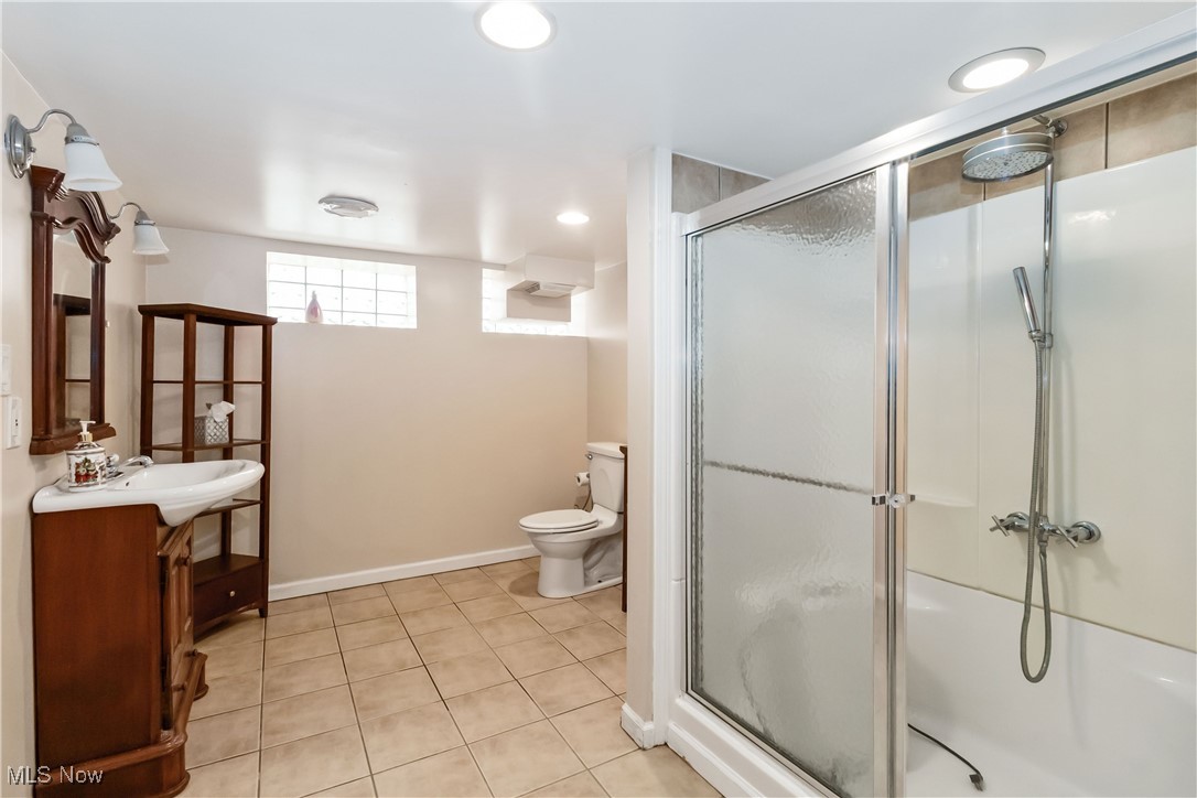 1307 Lander Road Cleveland, OH 44124 - Photo 20 of 26 LOWER LEVEL FULL BATH
