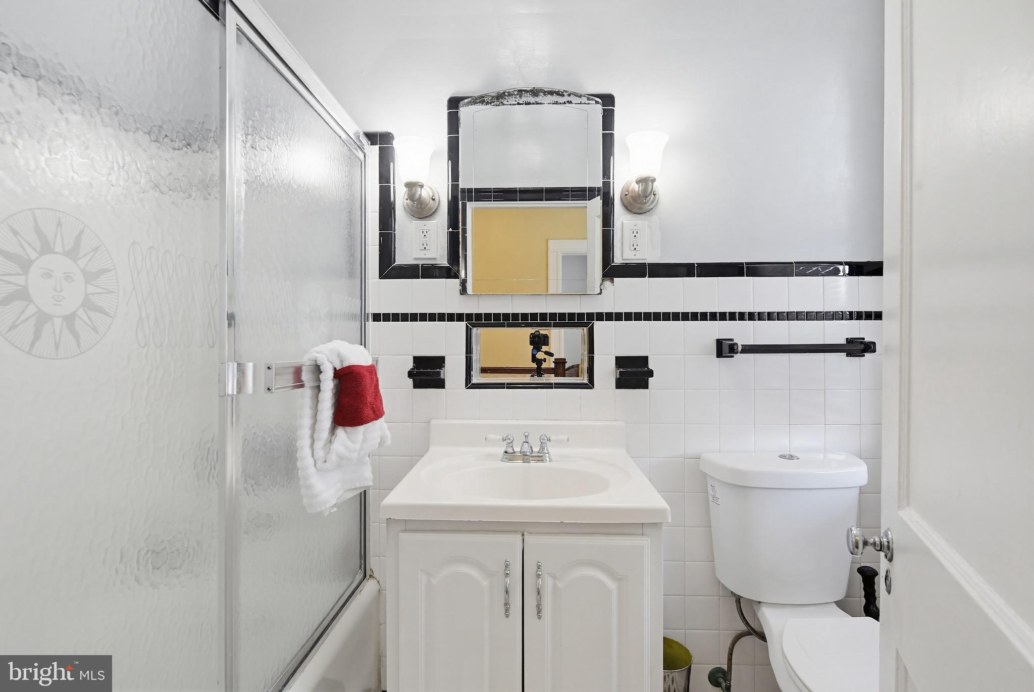 705 Winans Way Baltimore, MD 21229 - Photo 25 of 43 Tub with sliding glass shower doors