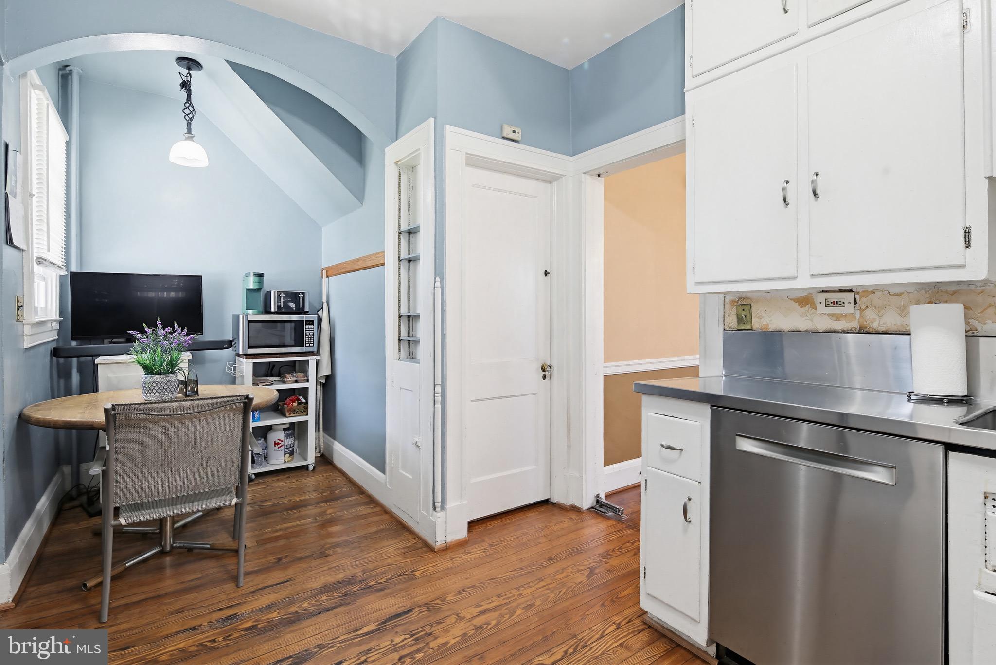 705 Winans Way Baltimore, MD 21229 - Photo 5 of 43 Unique arched ceiling breakfast nook