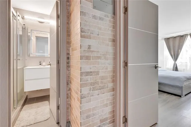 a en suite bathroom with a shower