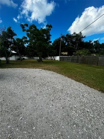 $2,200 | 2695 Fruitville Road, Sarasota, FL 34237