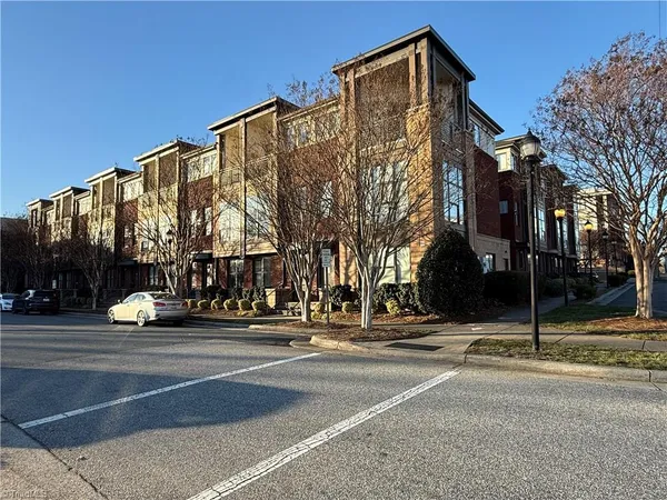 $1,595 | 810 West 4th Street, Unit 421, Winston-Salem, NC 27101