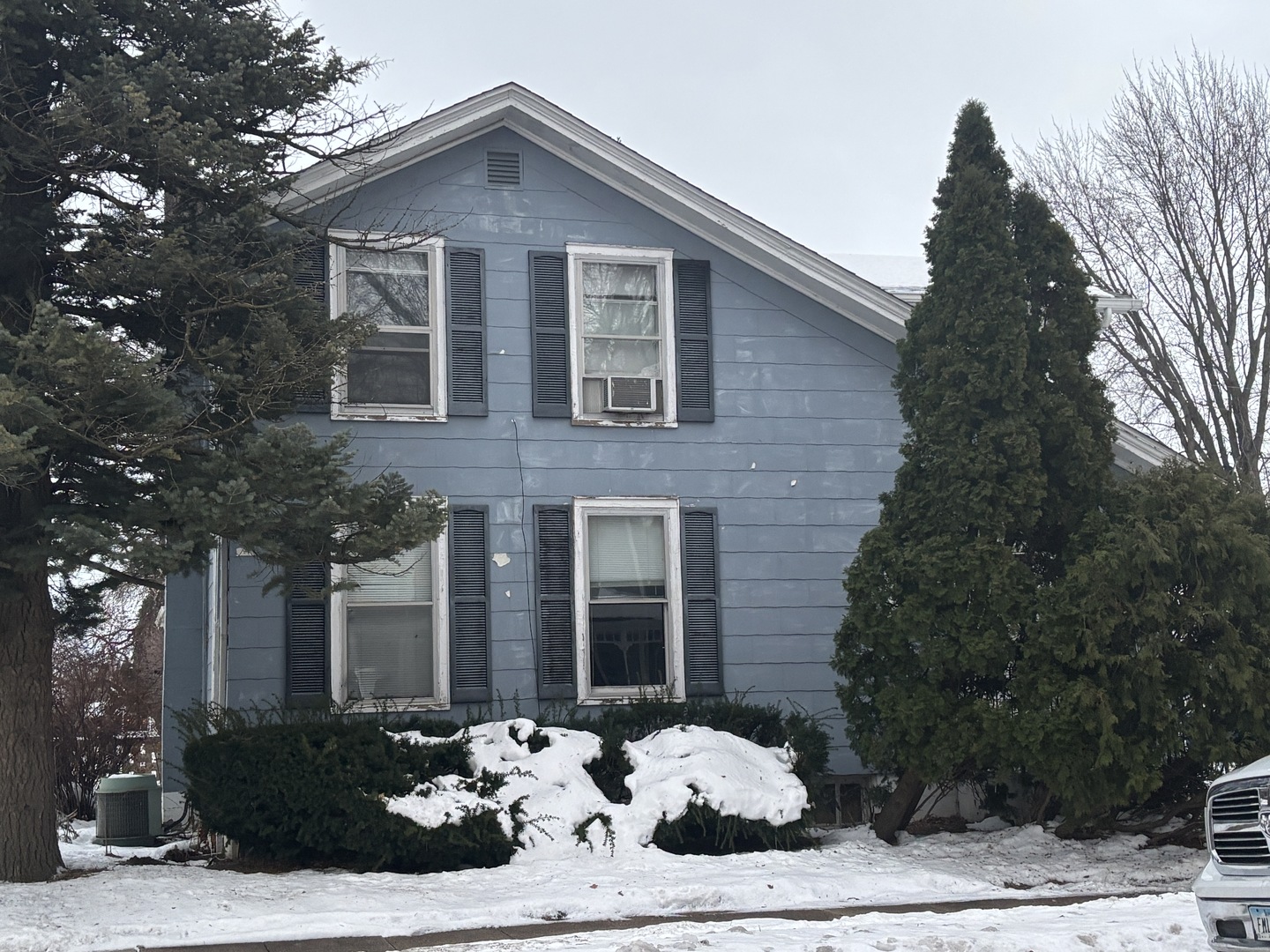 2235 Pershing Boulevard Clinton, IA 52732 - Photo 2 of 11