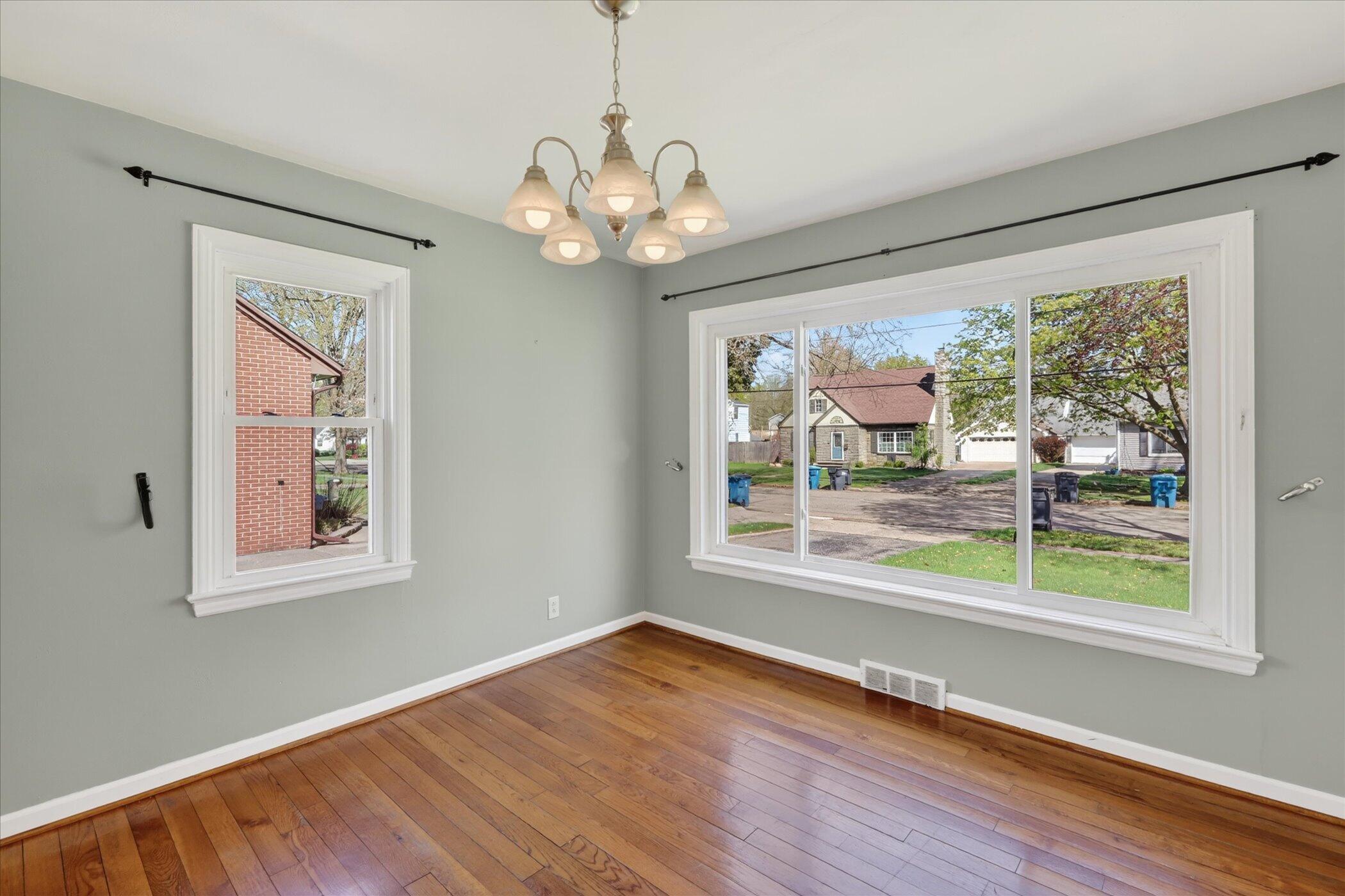 1422 Reycraft Drive Kalamazoo, MI 49001 - Photo 11 of 41 11-1422-Reycraft-Dr-Kalamazoo-Windowstil