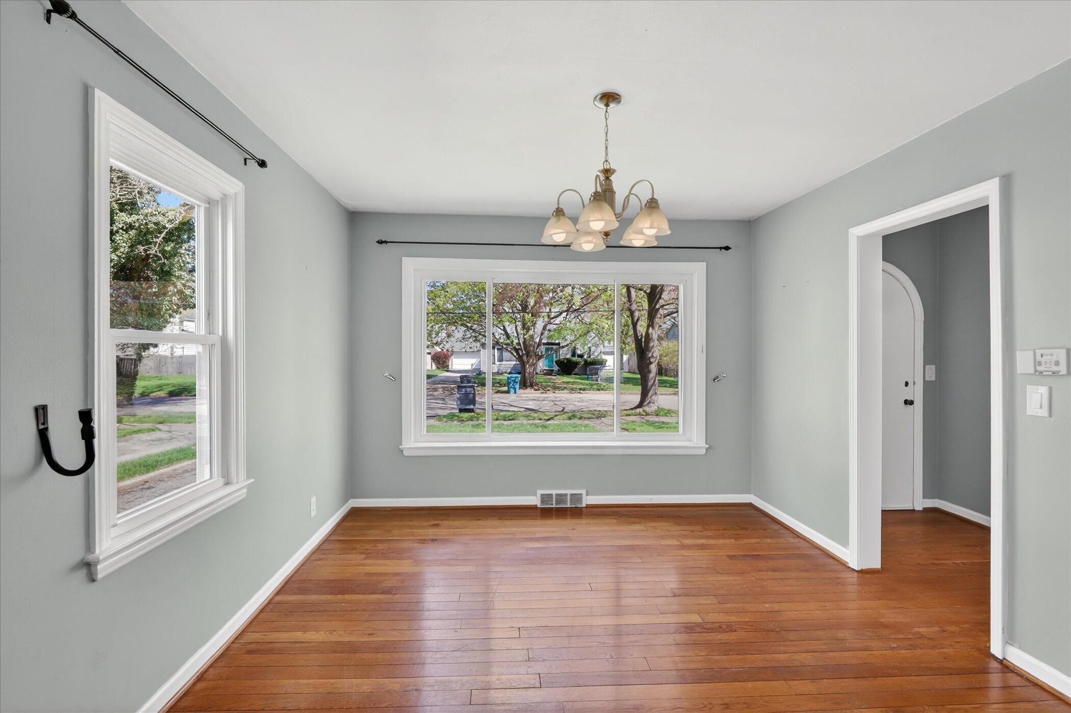 1422 Reycraft Drive Kalamazoo, MI 49001 - Photo 13 of 41 13-1422-Reycraft-Dr-Kalamazoo-Windowstil