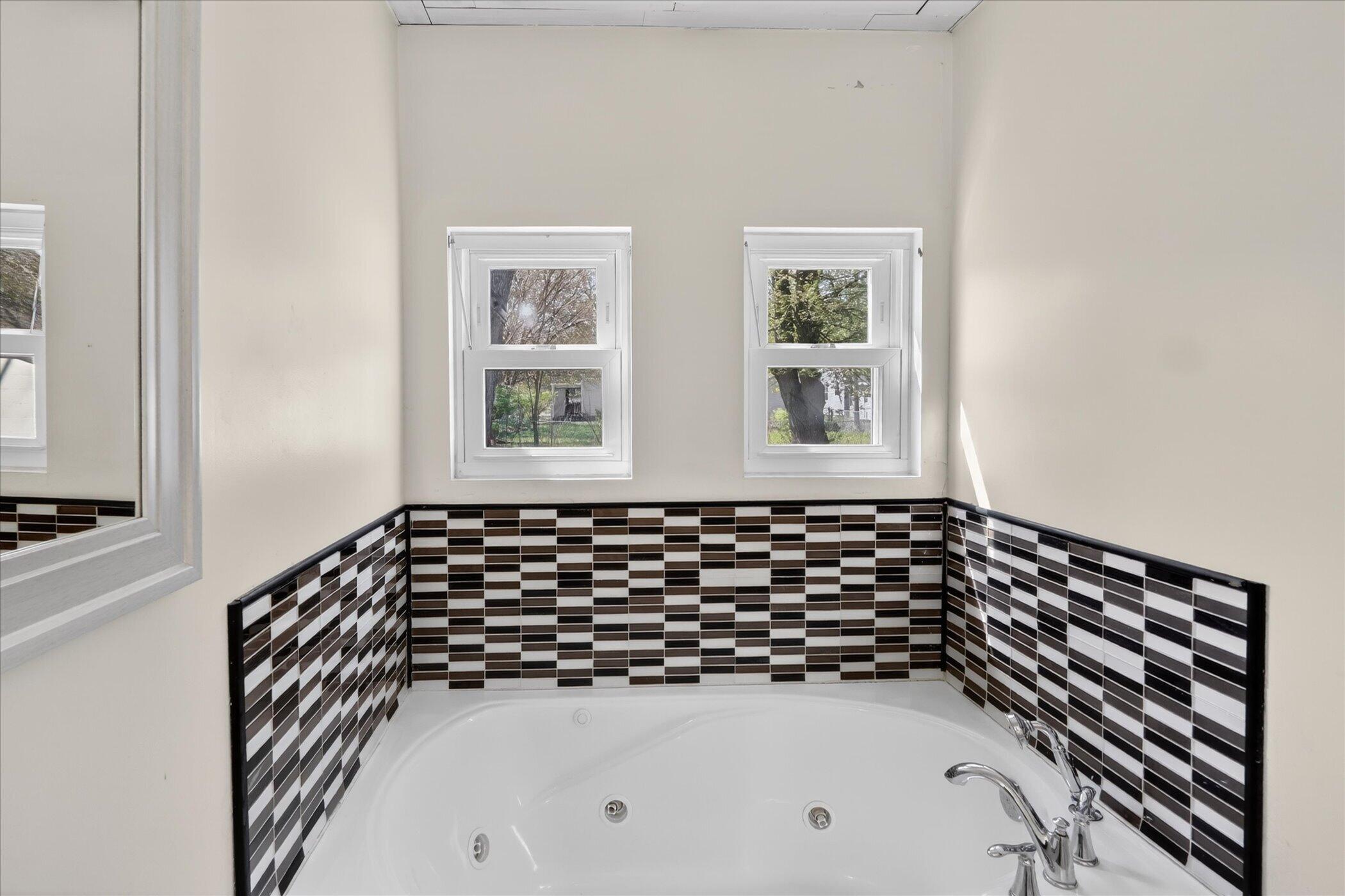 1422 Reycraft Drive Kalamazoo, MI 49001 - Photo 21 of 41 21-1422-Reycraft-Dr-Kalamazoo-Windowstil