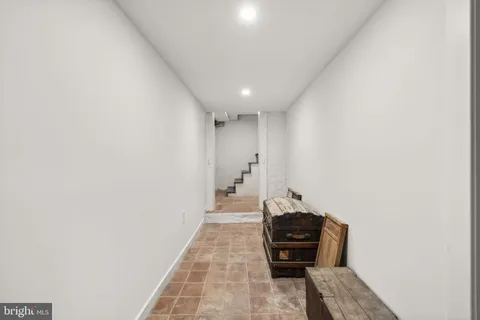 a black and white photo of a room