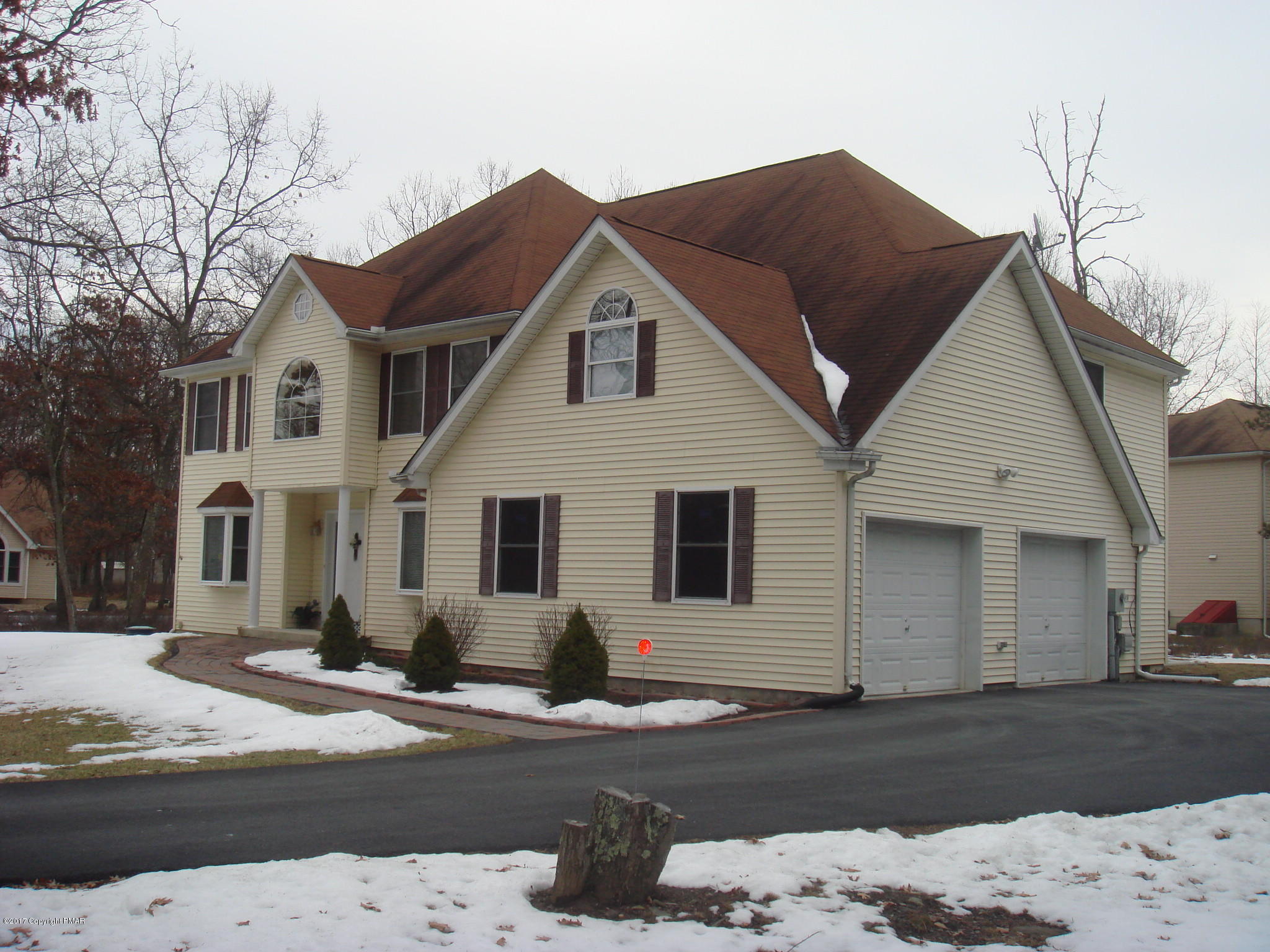605 Gandolf Road Tamiment, PA 18371 - Photo 4 of 35 Right Side od Home