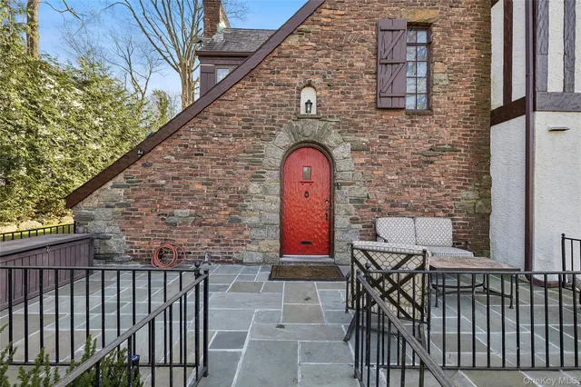 a view of entryway with outdoor area