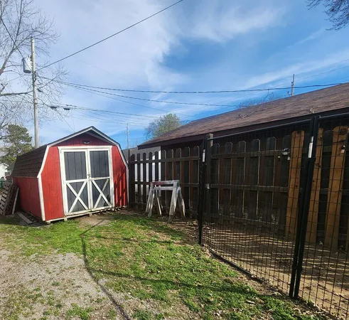 a view of a backyard