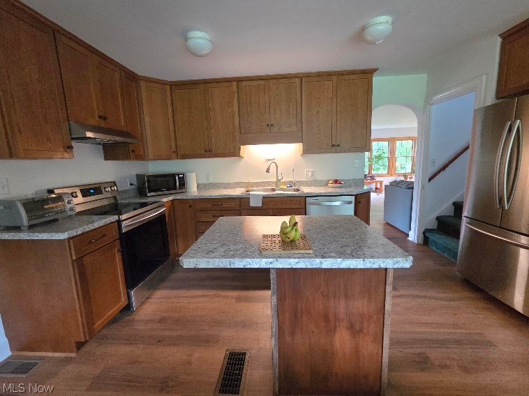 3221 Seifert-Lewis Road Hubbard, OH 44425 - Photo 15 of 28 kitchen with center island