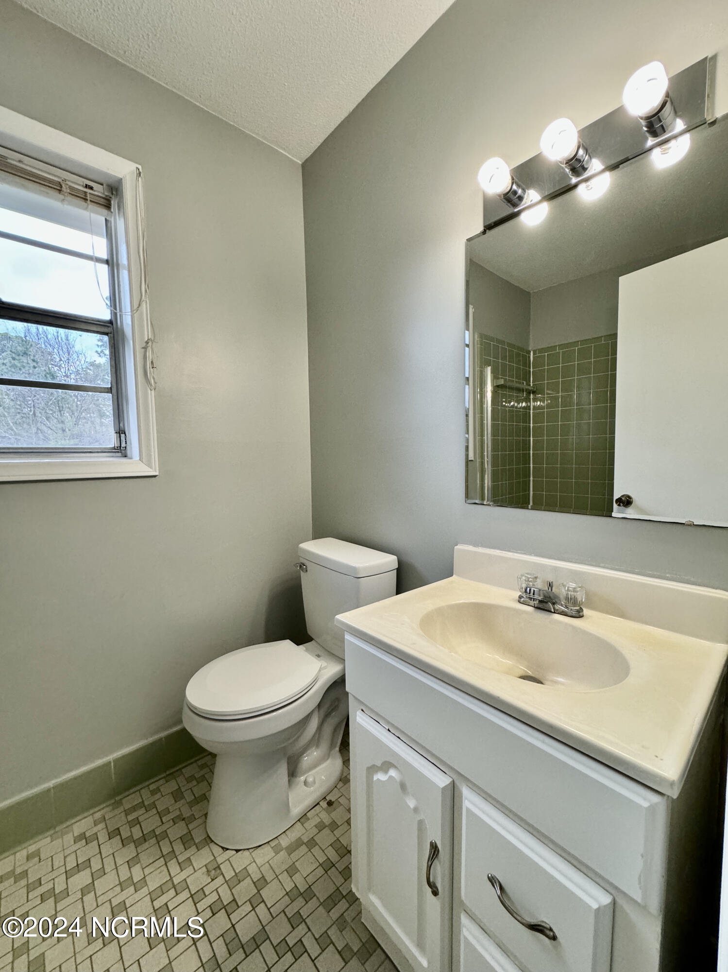 526 West Thurman Road New Bern, NC 28562 - Photo 7 of 18 9ED54D1A-60CC-43C6-B7F5-277EACC82F6E_1_2