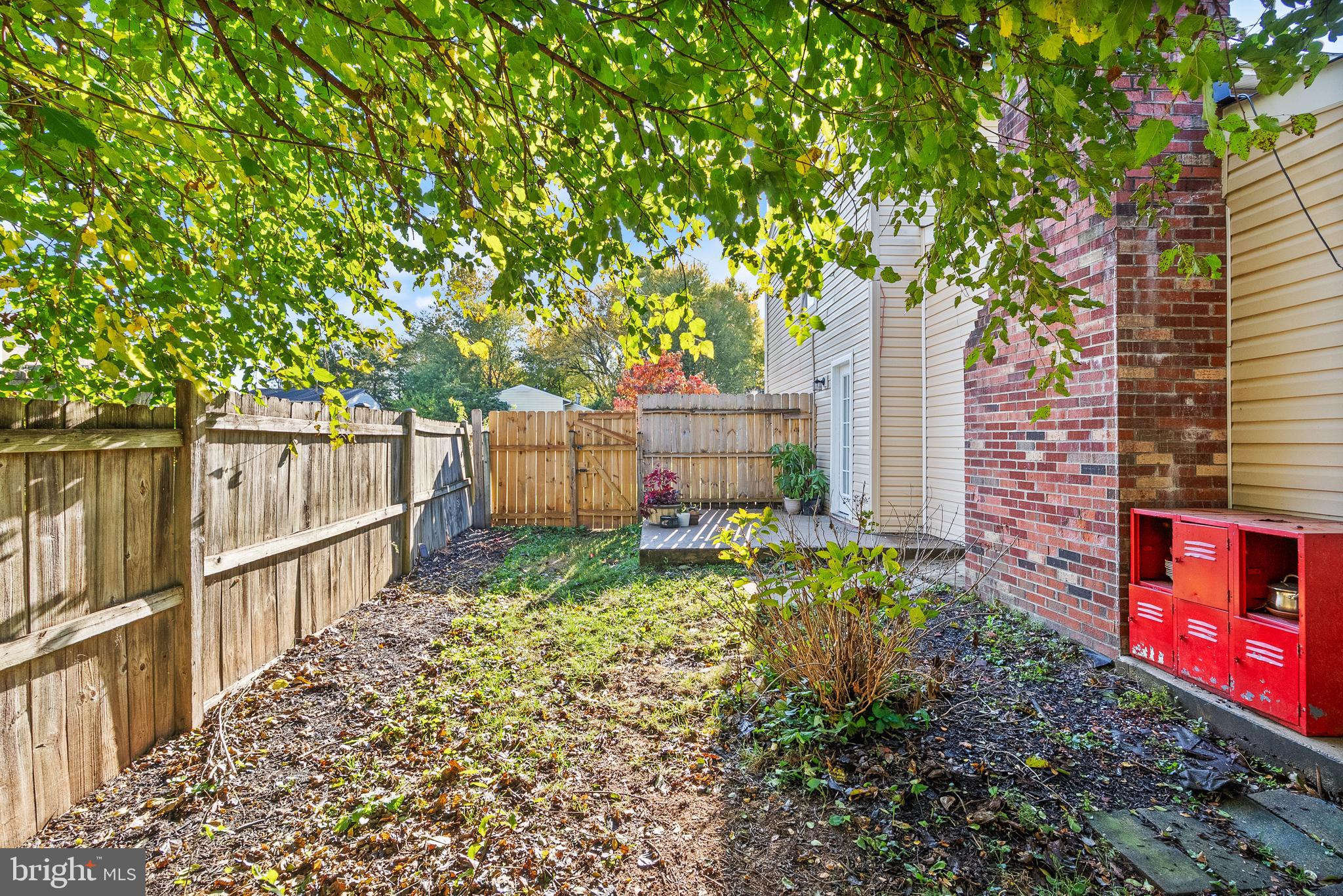4006 Novar Drive Chantilly, VA 20151 - Photo 38 of 49 a backyard of a house with lots of green space