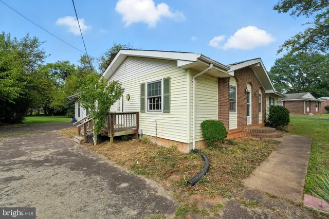 a view of a house with backyard