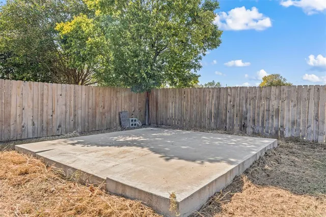 a view of a backyard