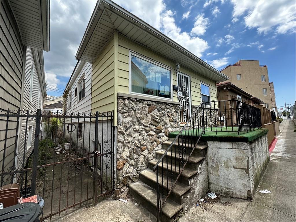 a view of entryway with a yard