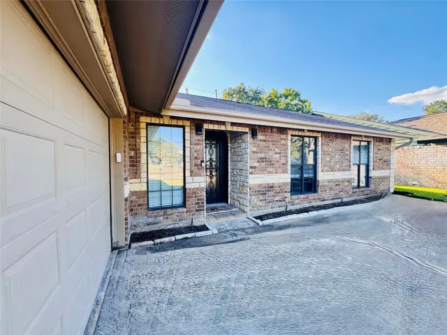 a view of a house with backyard and roof