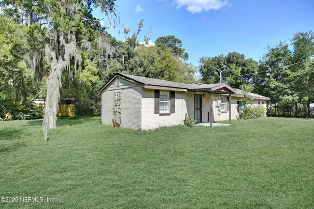 a view of a house with backyard