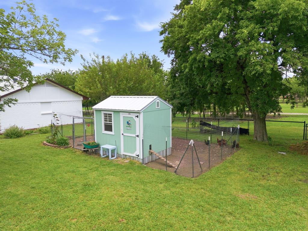 698 Hackberry Road Van Alstyne, TX 75495 - Photo 24 of 34 Chicken coop