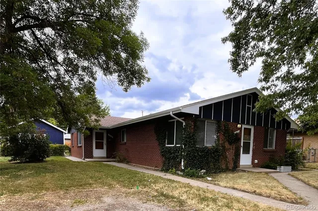 a view of a house with a yard