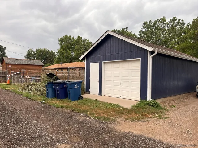 a view of a house with backyard