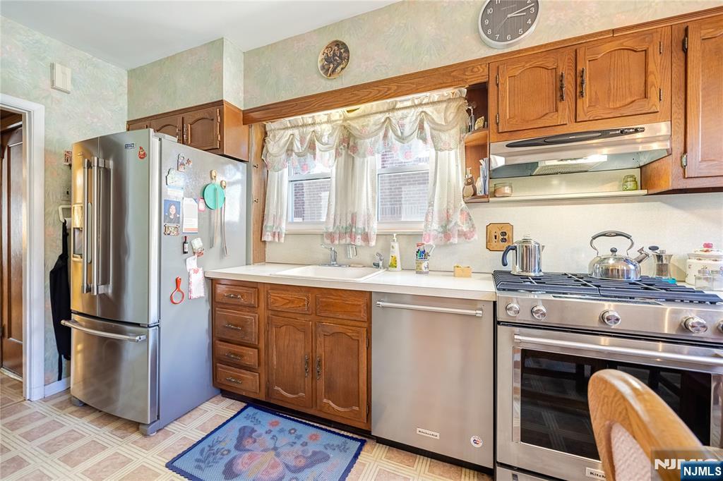 429 Oakdene Avenue Cliffside Park, NJ 07010 - Photo 12 of 26