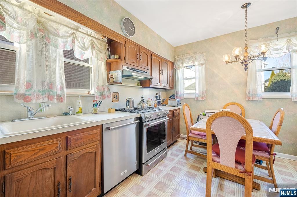 429 Oakdene Avenue Cliffside Park, NJ 07010 - Photo 13 of 26