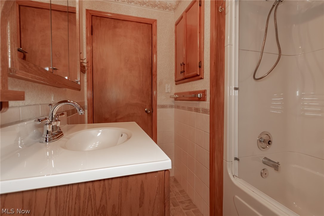 11570 Girdled Road Painesville, OH 44077 - Photo 20 of 38 Bath #1