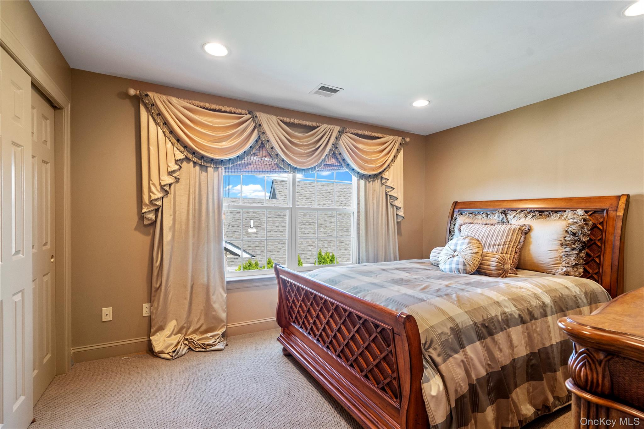 395 Stonecrop Road Riverhead, NY 11901 - Photo 19 of 38 Upstairs Bedroom 2